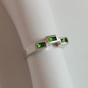 Anillo con piedras verdes