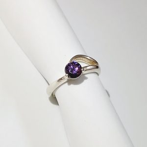 Anillo circon violeta solitario