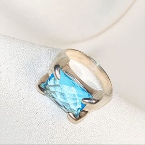 Anillo con piedra agua marina